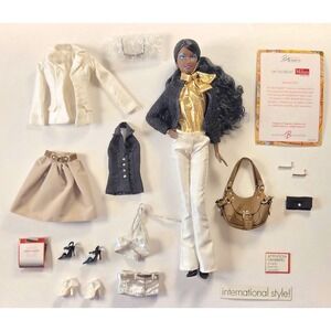 2006 AA Barbie Best Models-On Location:Milan J0962 (As shown)